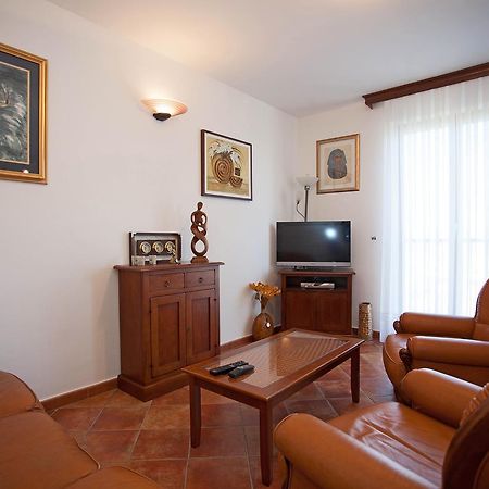 Apartment Pia Ровин Екстериор снимка