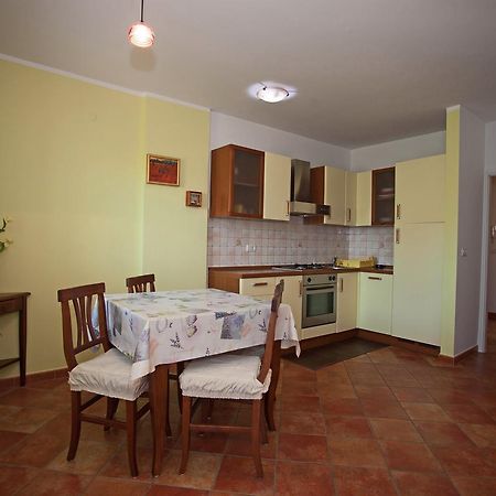 Apartment Pia Ровин Екстериор снимка