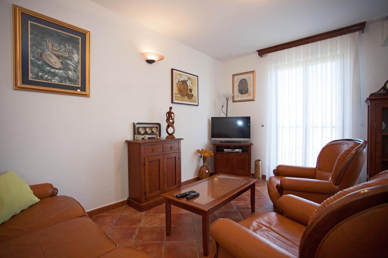 Apartment Pia Ровин Екстериор снимка