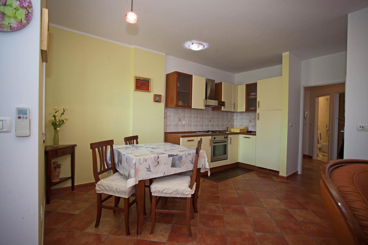 Apartment Pia Ровин Екстериор снимка