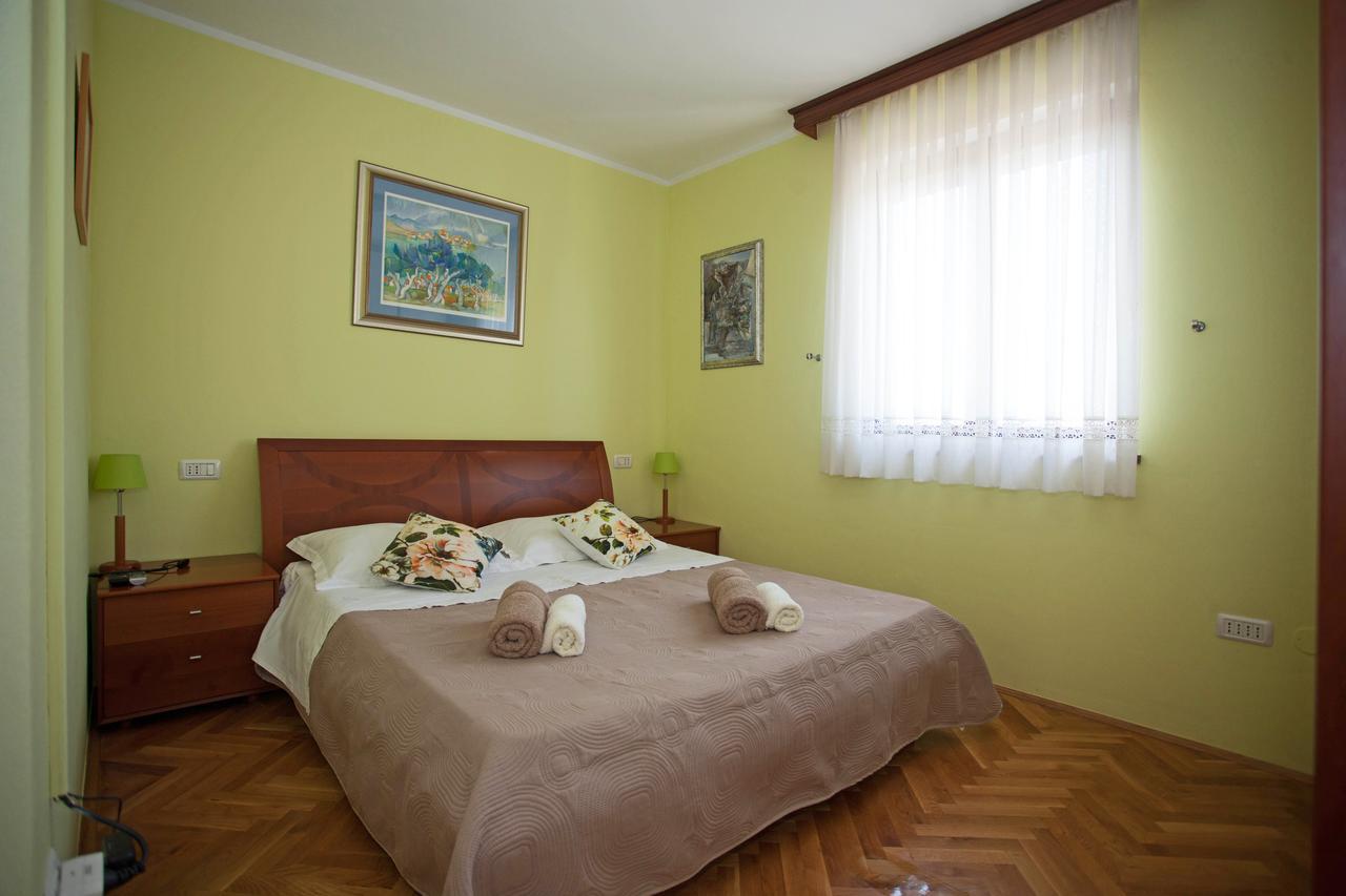 Apartment Pia Ровин Екстериор снимка