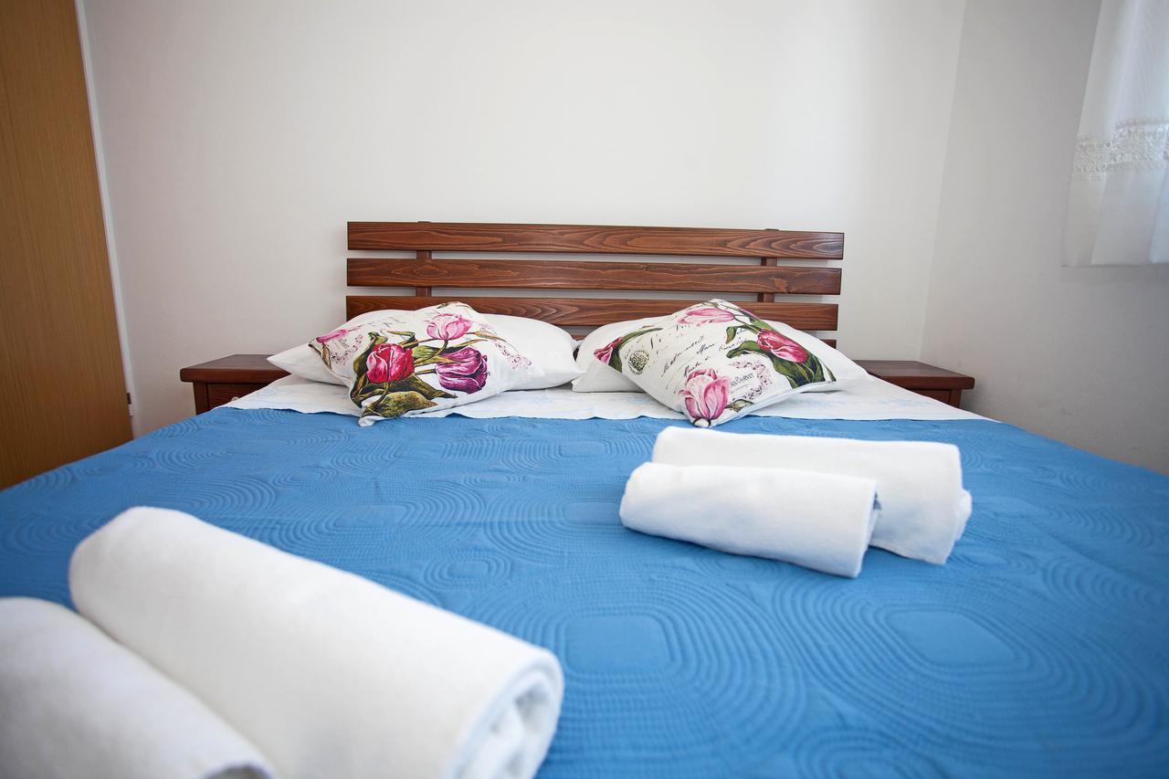 Apartment Pia Ровин Екстериор снимка