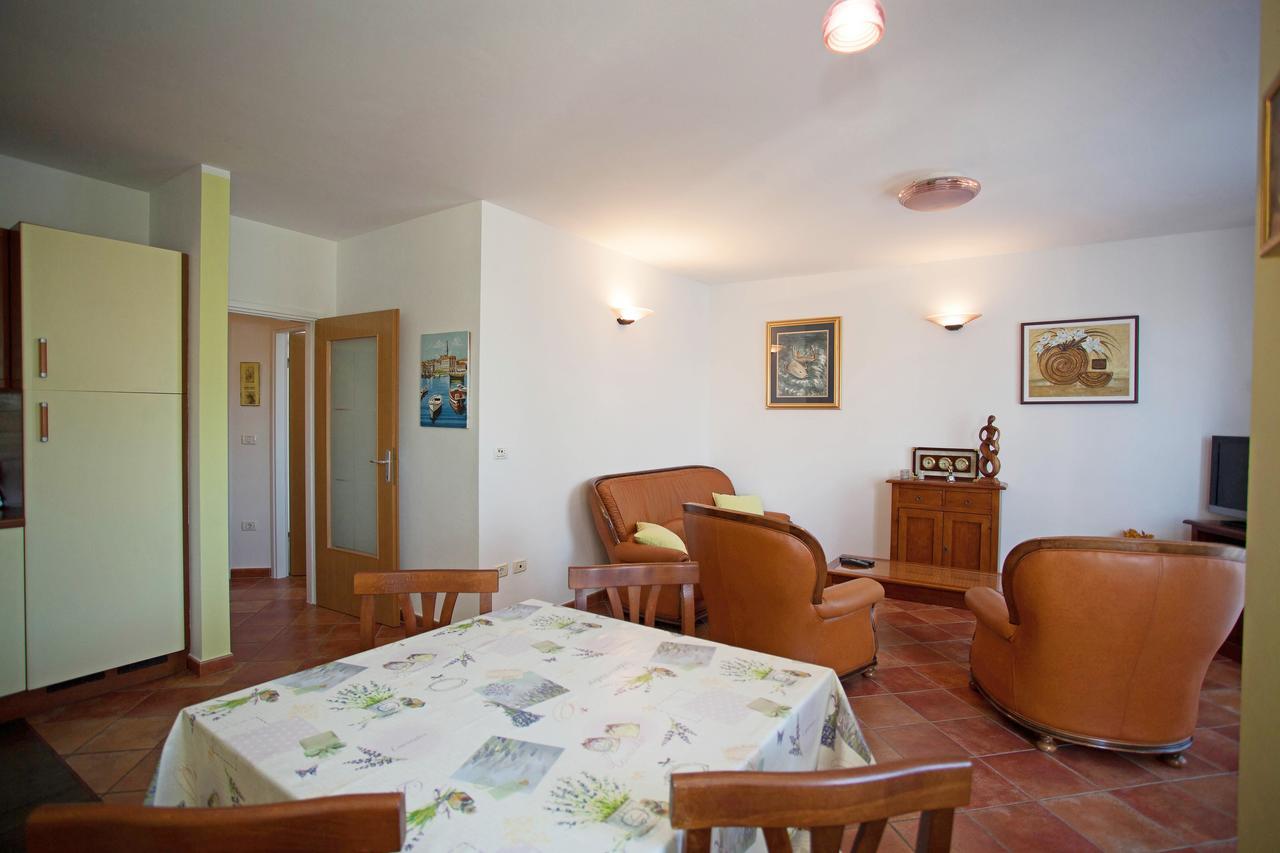 Apartment Pia Ровин Екстериор снимка