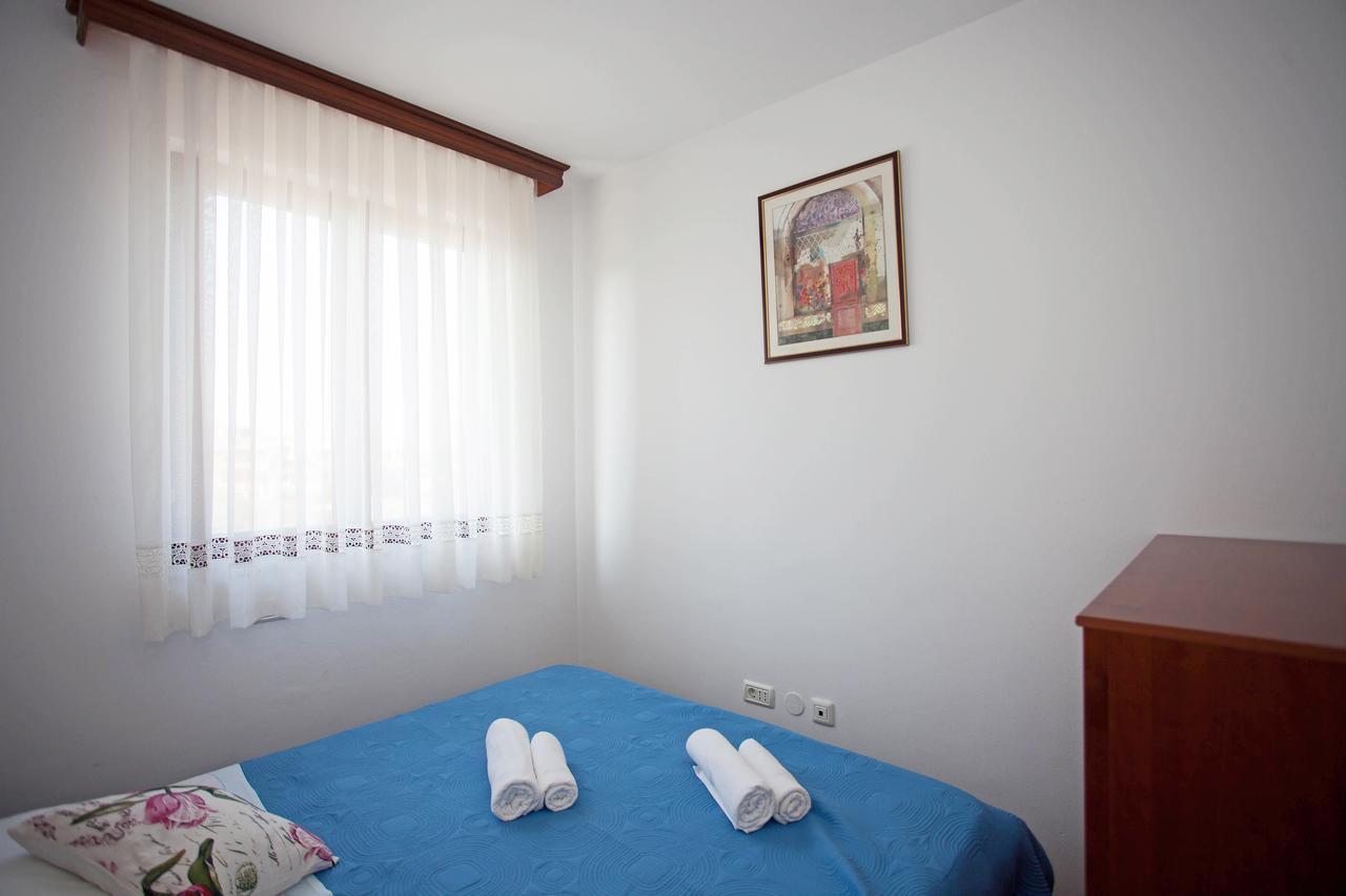 Apartment Pia Ровин Екстериор снимка