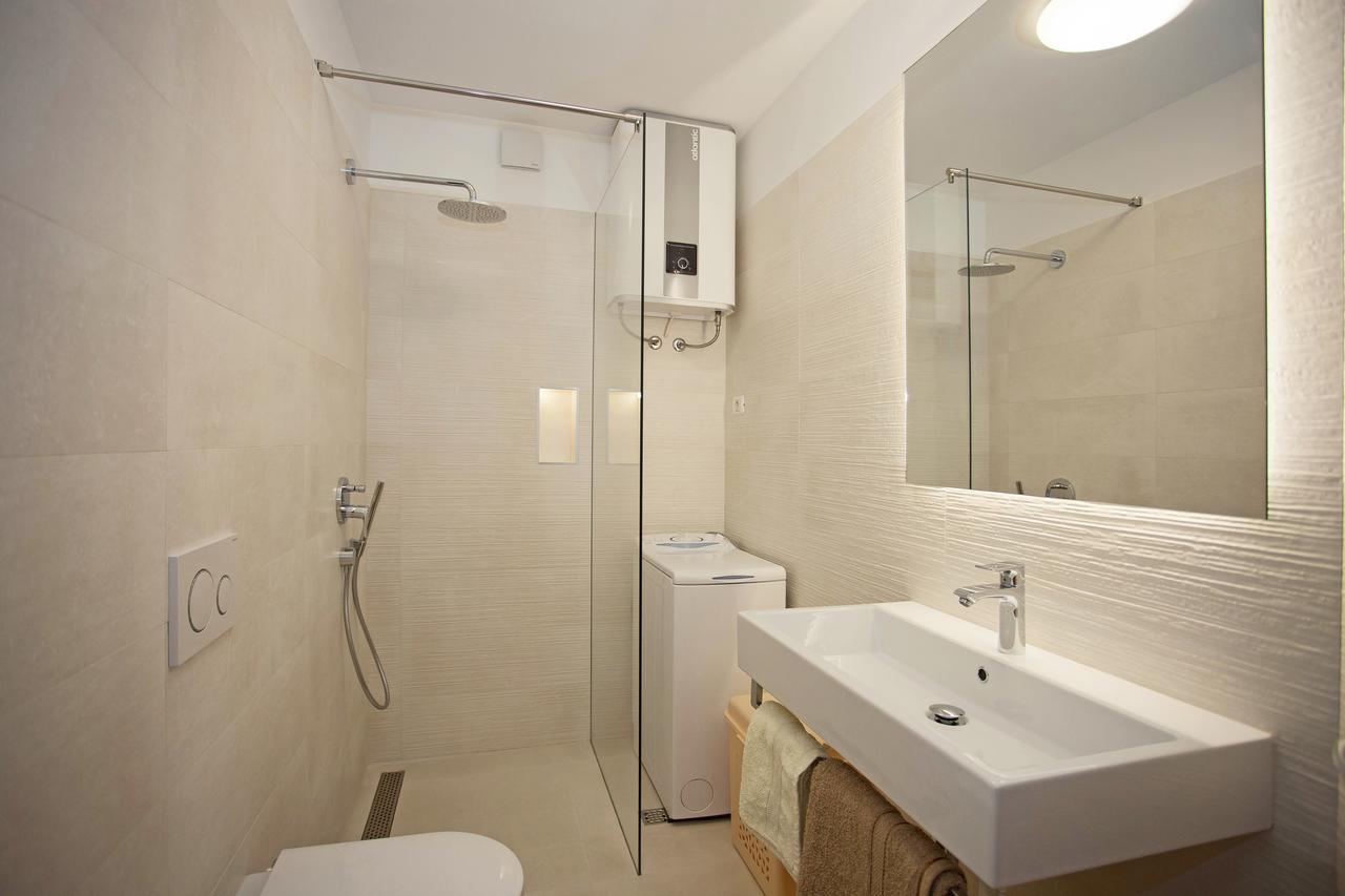 Apartment Pia Ровин Екстериор снимка