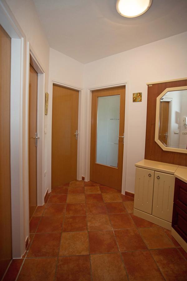 Apartment Pia Ровин Екстериор снимка
