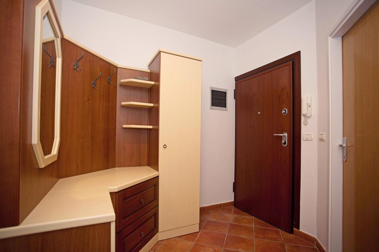Apartment Pia Ровин Екстериор снимка