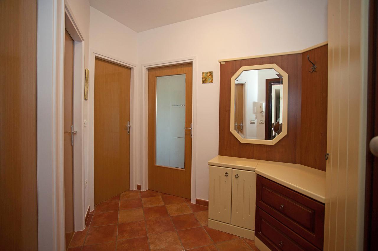 Apartment Pia Ровин Екстериор снимка