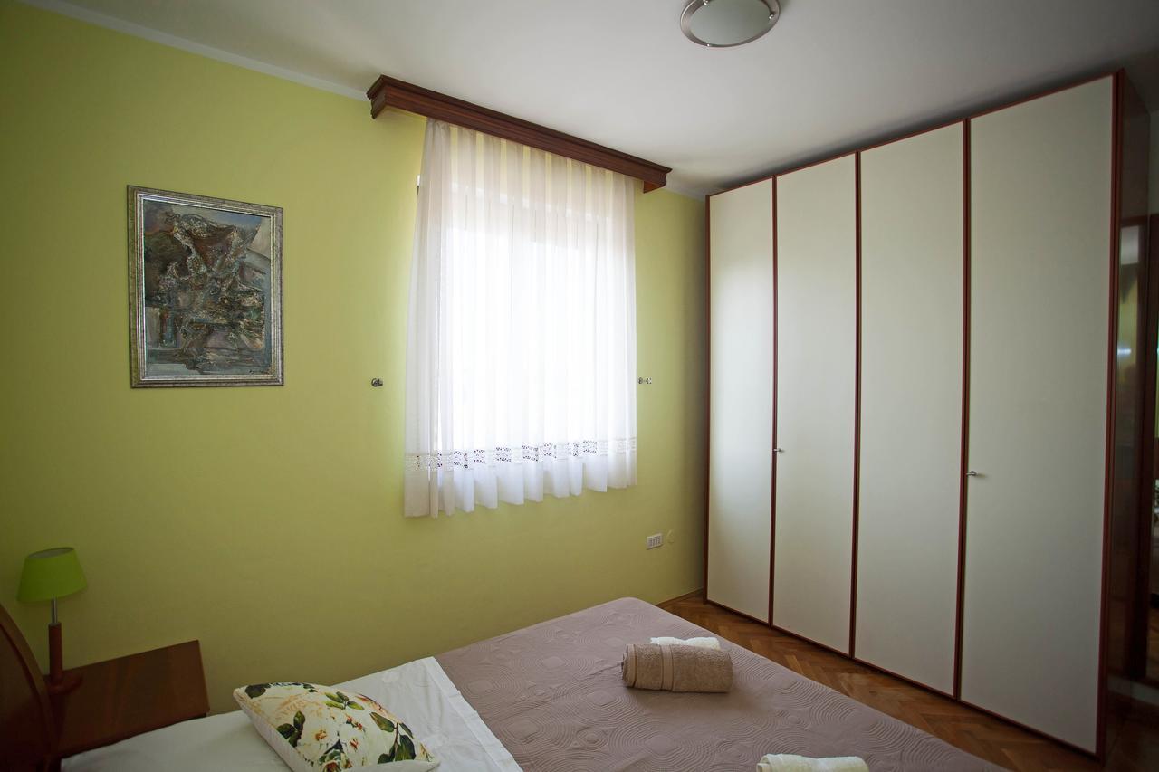 Apartment Pia Ровин Екстериор снимка