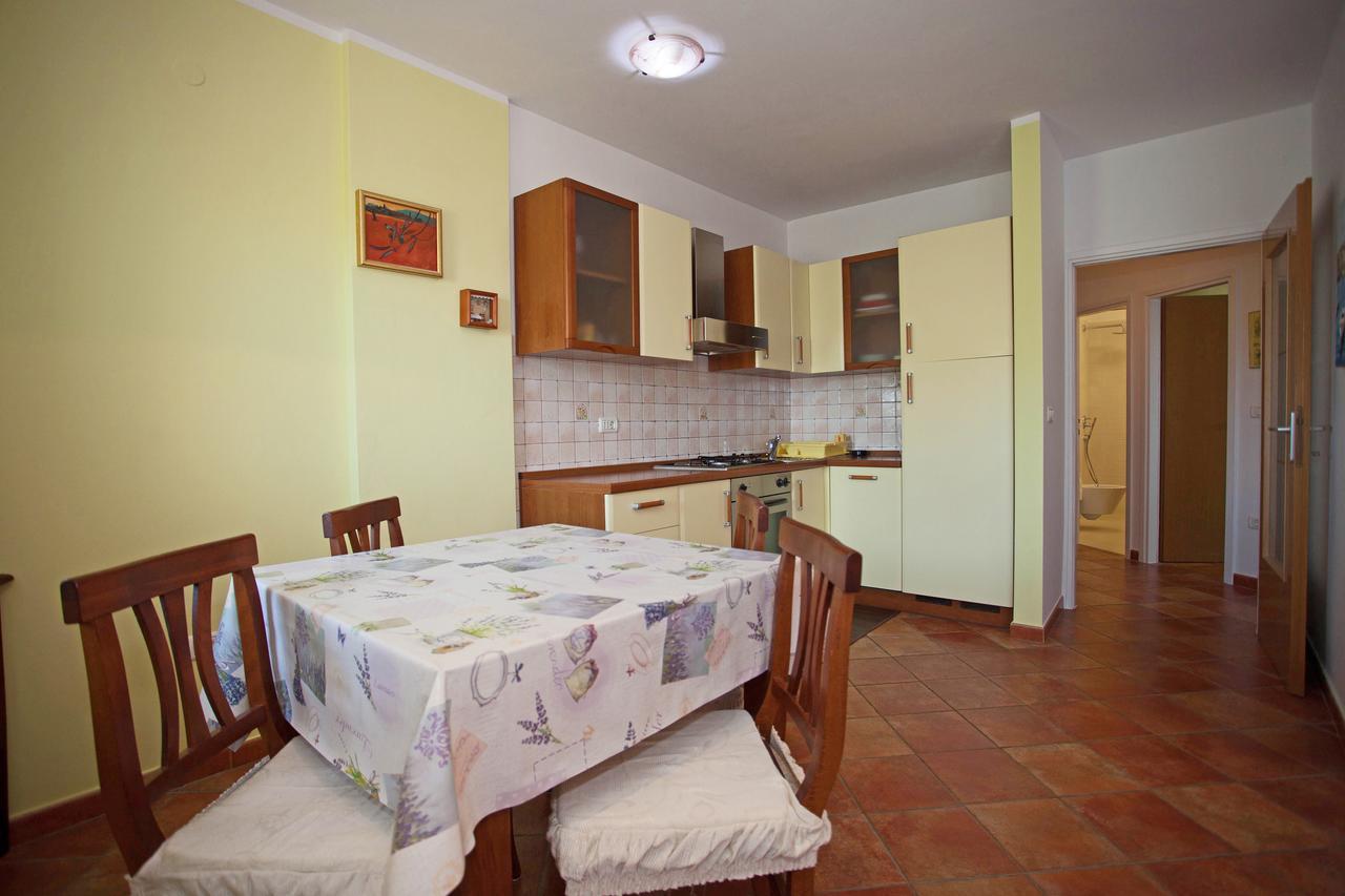 Apartment Pia Ровин Екстериор снимка